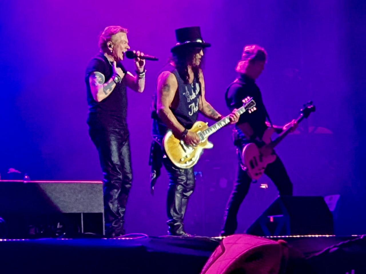 Guns em Floripa: pura energia no palco; calmaria na plateia